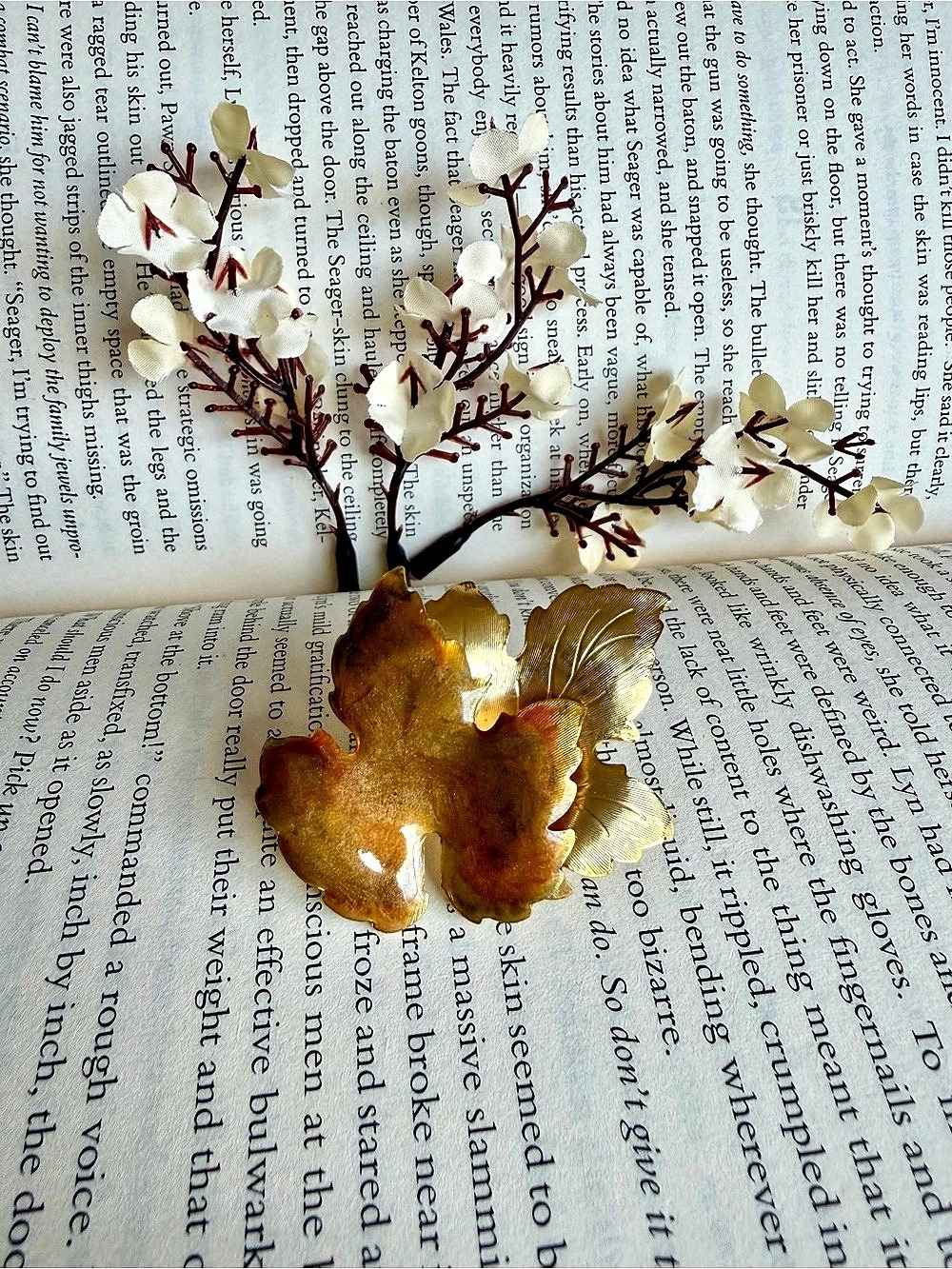 Floral Leaf Brooch in Gold & Brown Like New